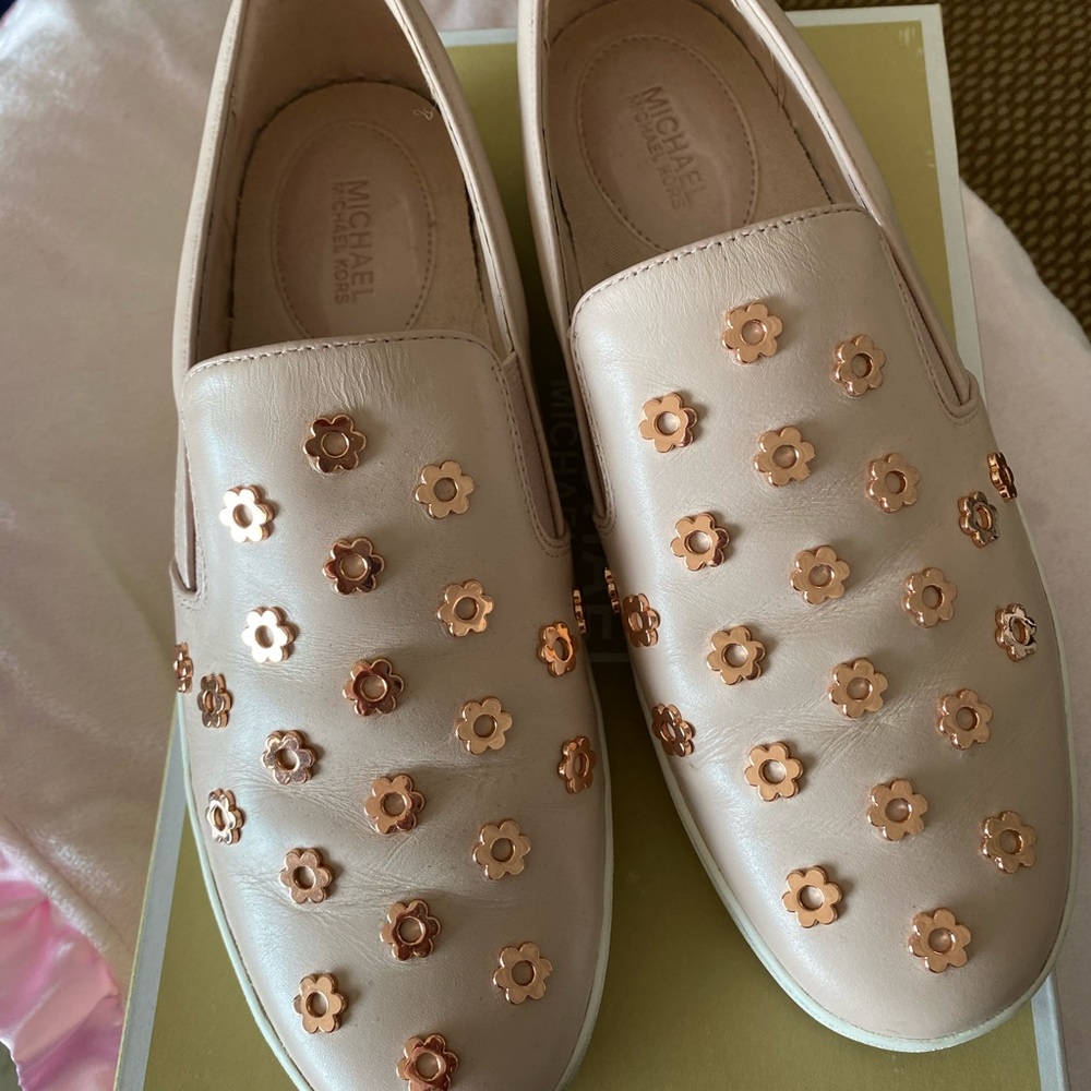 MICHAEL KORS KEATON PINK W/STUDS SIZE 10